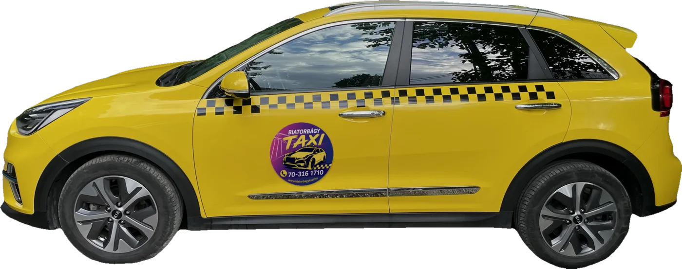A Biatorbágy Taxi sárga, elektromos Kia autója, az ajtókon kockás csíkkal